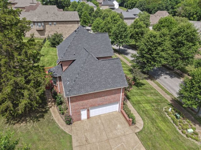 1046 Island Brook Dr, Hendersonville, TN 37075