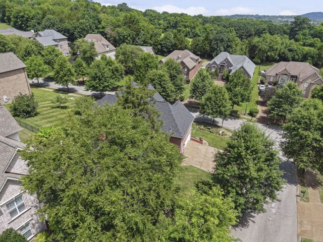 1046 Island Brook Dr, Hendersonville, TN 37075