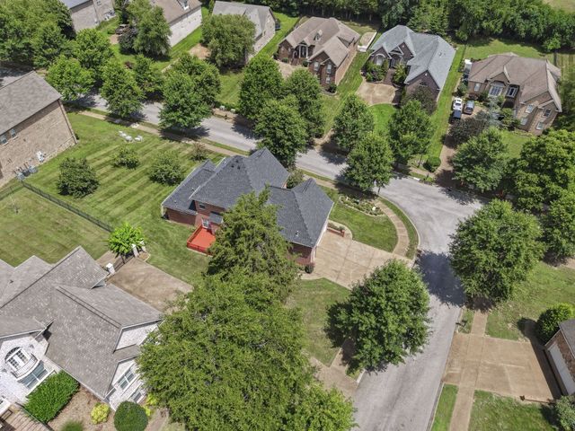 1046 Island Brook Dr, Hendersonville, TN 37075