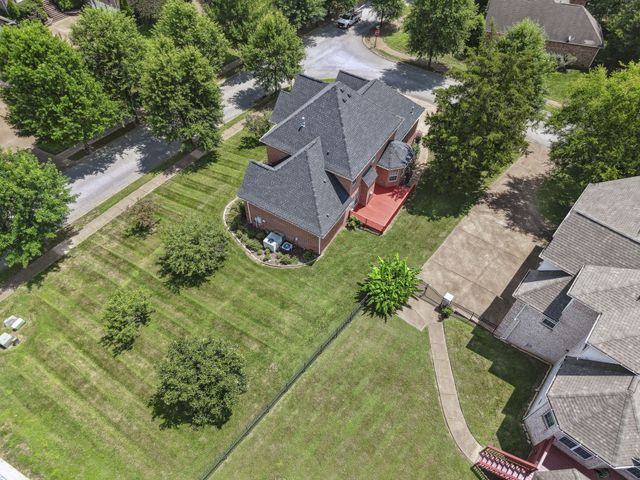 1046 Island Brook Dr, Hendersonville, TN 37075