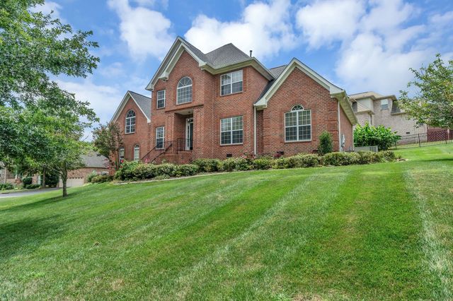 1046 Island Brook Dr, Hendersonville, TN 37075