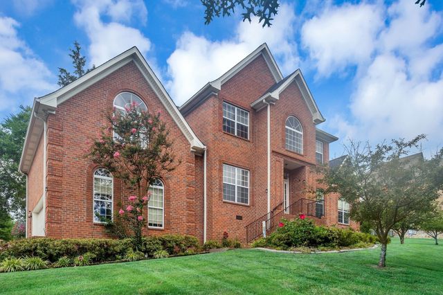 1046 Island Brook Dr, Hendersonville, TN 37075