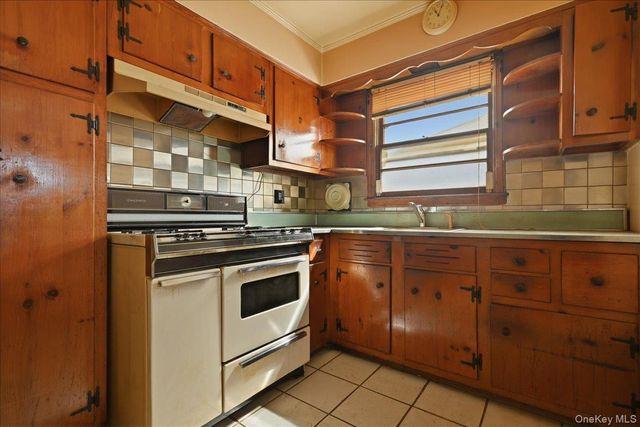 25707 147th Avenue, Rosedale, NY 11422