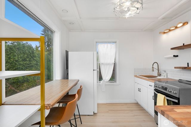 919 6th Avenue S, Edmonds, WA 98020