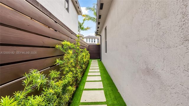 16051 NW 87th Ct, Miami Lakes, FL 33018