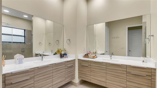16051 NW 87th Ct, Miami Lakes, FL 33018