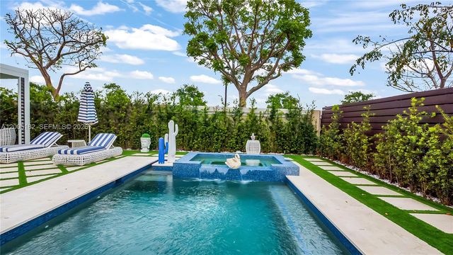 16051 NW 87th Ct, Miami Lakes, FL 33018