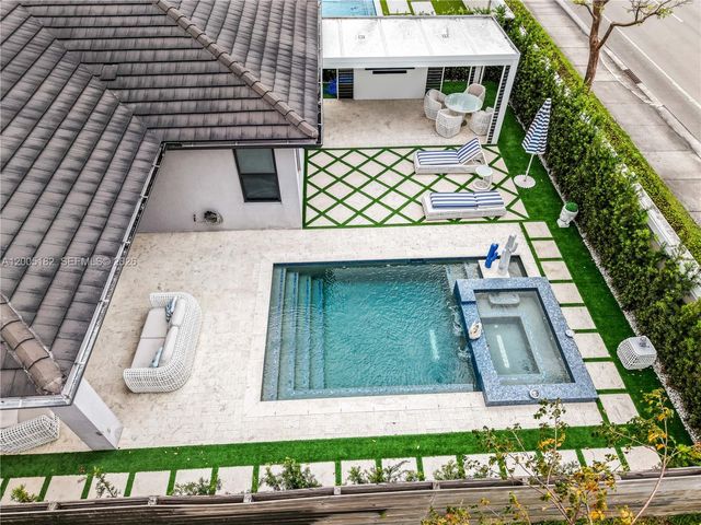 16051 NW 87th Ct, Miami Lakes, FL 33018