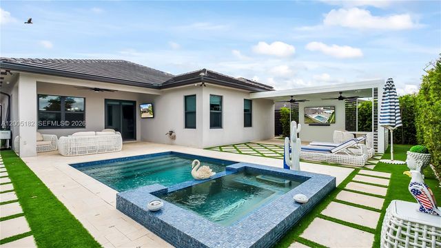 16051 NW 87th Ct, Miami Lakes, FL 33018