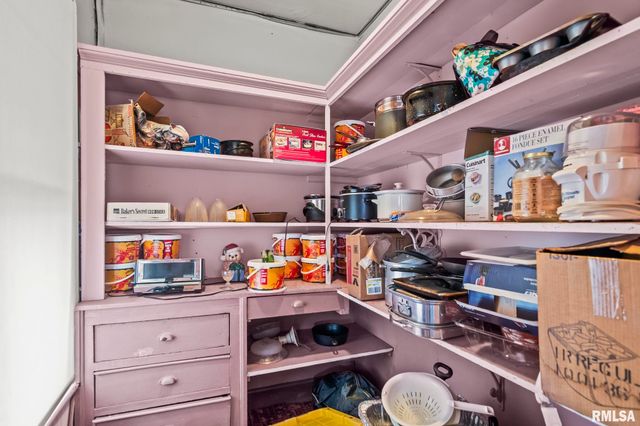 203 W SHERIDAN Road, Petersburg, IL 62675