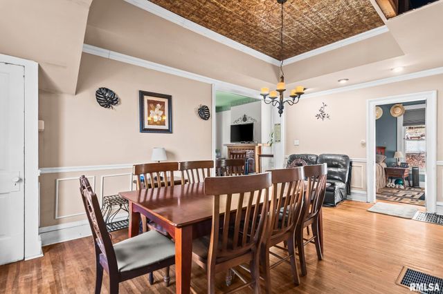 203 W SHERIDAN Road, Petersburg, IL 62675