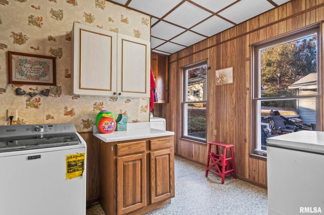 203 W SHERIDAN Road, Petersburg, IL 62675