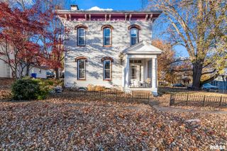 203 W SHERIDAN Road, Petersburg, IL 62675