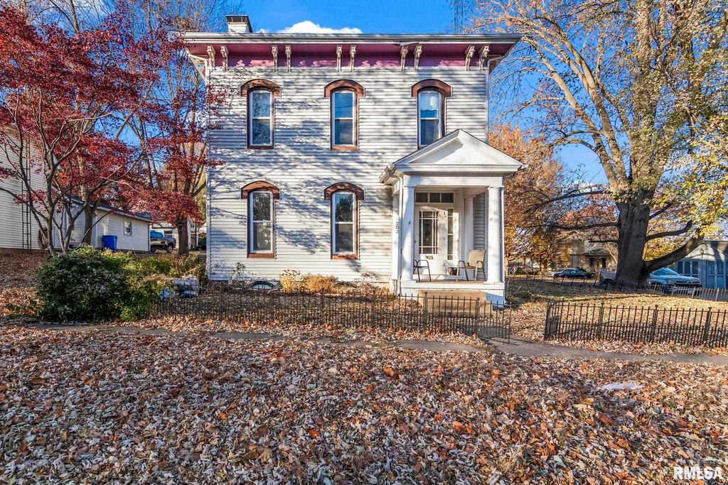 203 W SHERIDAN Road, Petersburg, IL 62675