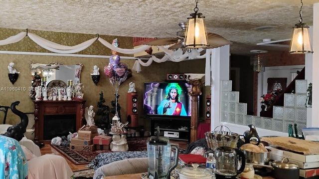 110 E Riverbend Dr, Sunrise, FL 33326