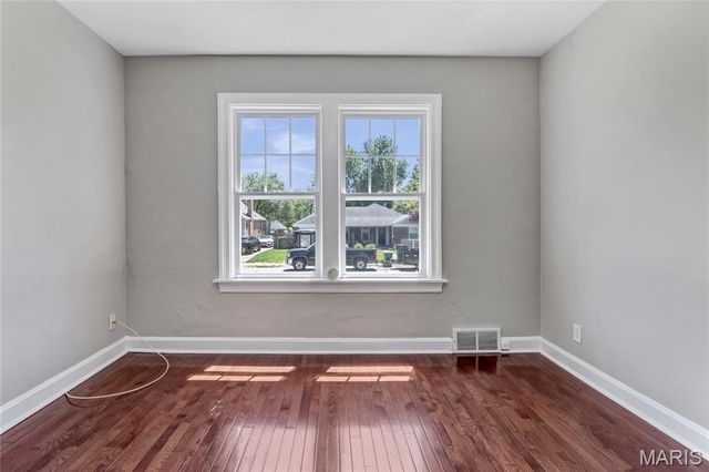8735 Bridgeport Avenue, St Louis, MO 63144