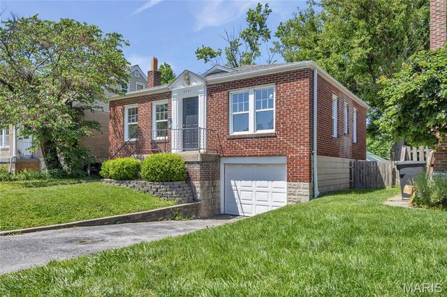 8735 Bridgeport Avenue, St Louis, MO 63144