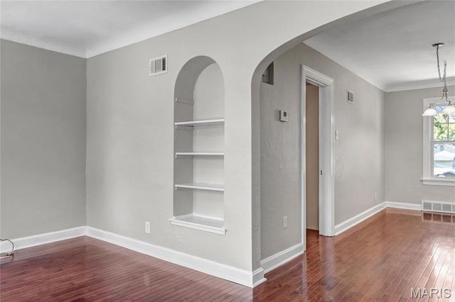 8735 Bridgeport Avenue, St Louis, MO 63144