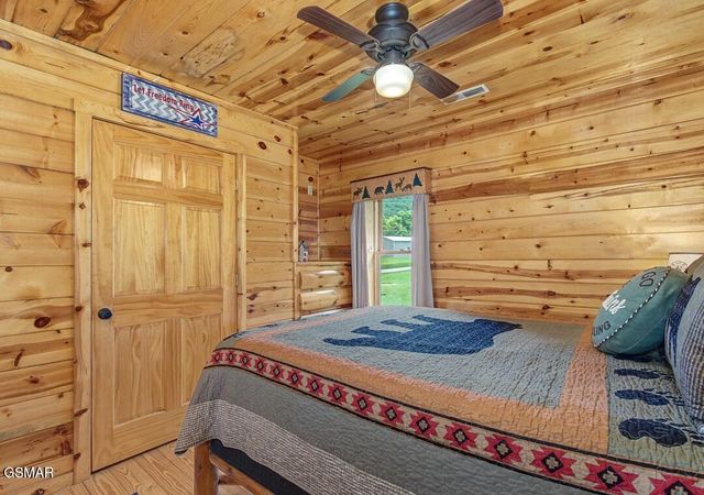 3424 Sugar Camp Circle, Pigeon Forge, TN 37862
