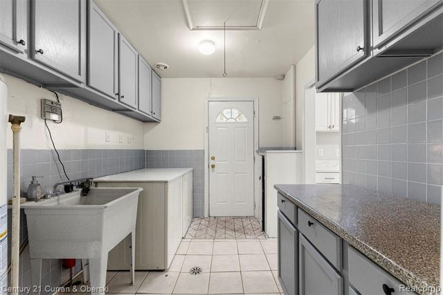 5920 Mcmillan Street, Dearborn Heights, MI 48127