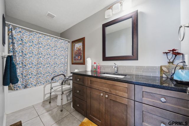 512 Waterside Way, Lincoln, NE 68527