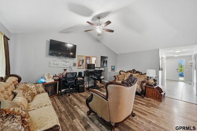 512 Waterside Way, Lincoln, NE 68527