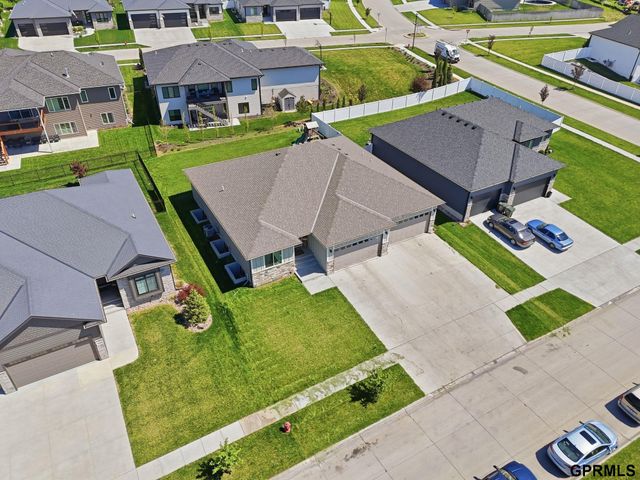 512 Waterside Way, Lincoln, NE 68527