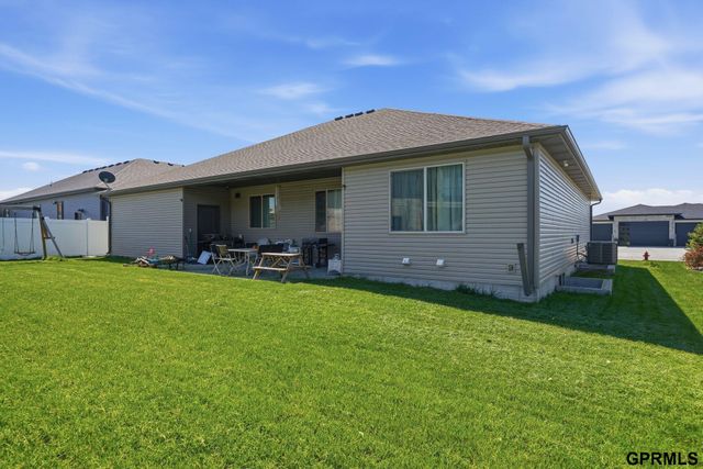 512 Waterside Way, Lincoln, NE 68527