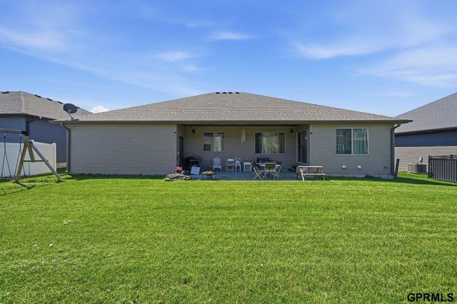512 Waterside Way, Lincoln, NE 68527