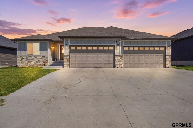 512 Waterside Way, Lincoln, NE 68527