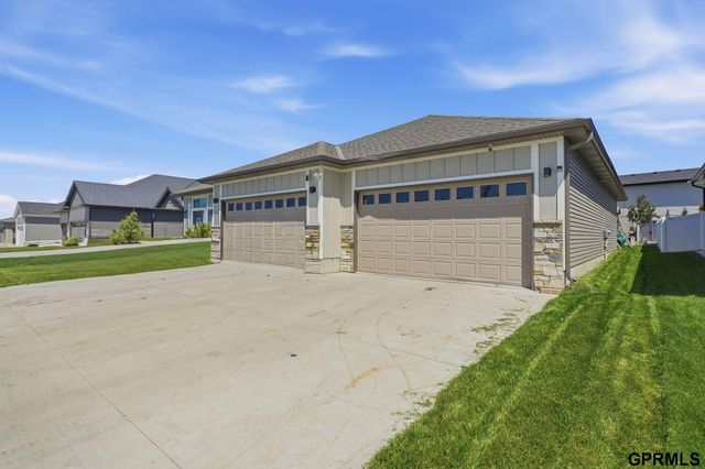 512 Waterside Way, Lincoln, NE 68527