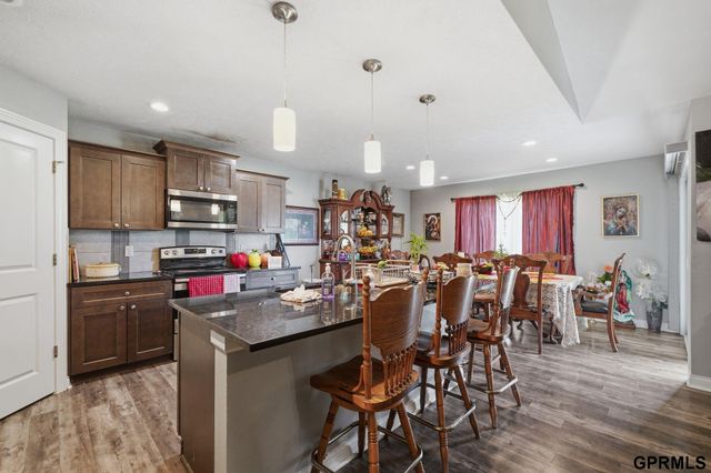 512 Waterside Way, Lincoln, NE 68527