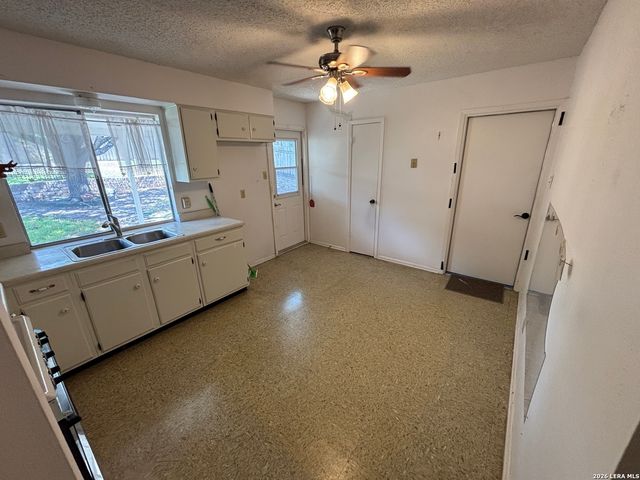 7514 VALLEY OAK ST, Live Oak, TX 78233