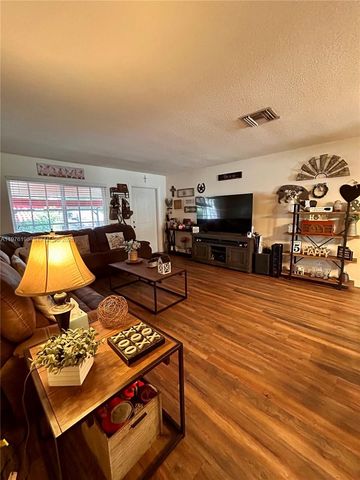 6605 NW 76th St, Tamarac, FL 33321