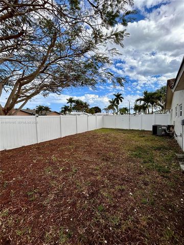 6605 NW 76th St, Tamarac, FL 33321