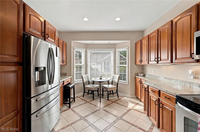 21 Bristol Lane, Rocky River, OH 44116
