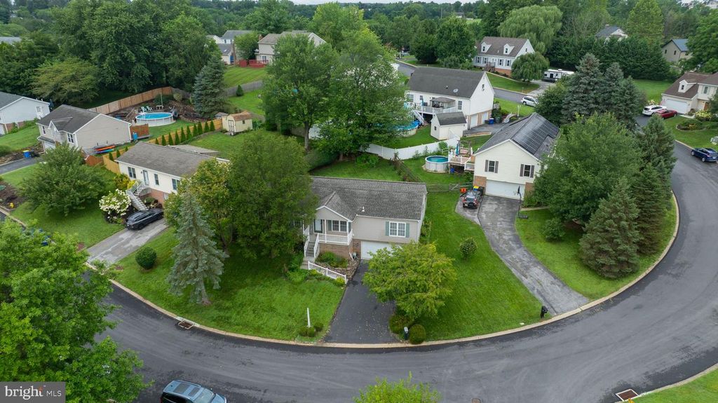 299 FRANKLIN SQUARE DR, Dallastown, PA 17313
