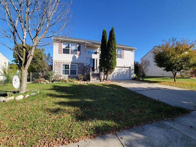 708 Ridgecrest, Fenton, MI 48430