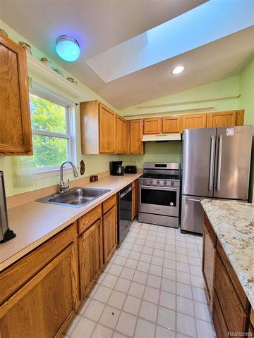 708 Ridgecrest, Fenton, MI 48430