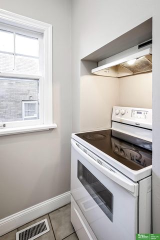 1050 S 35th Avenue, Omaha, NE 68105