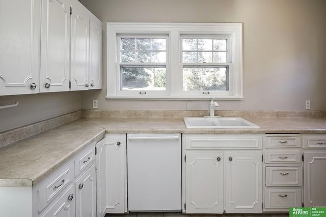 1050 S 35th Avenue, Omaha, NE 68105