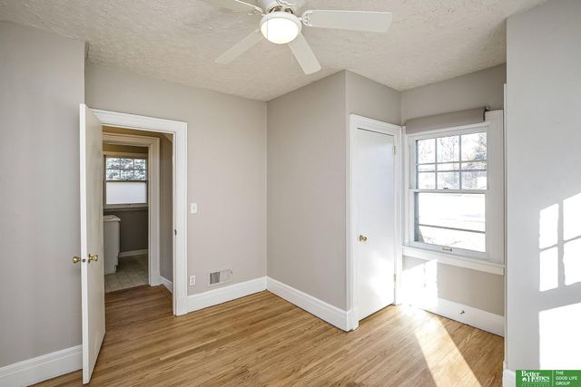 1050 S 35th Avenue, Omaha, NE 68105