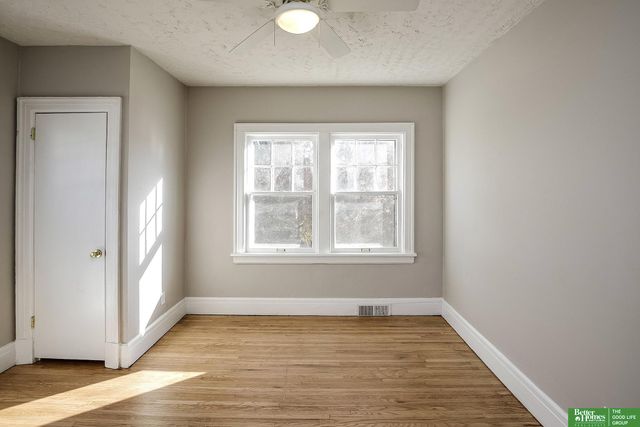 1050 S 35th Avenue, Omaha, NE 68105