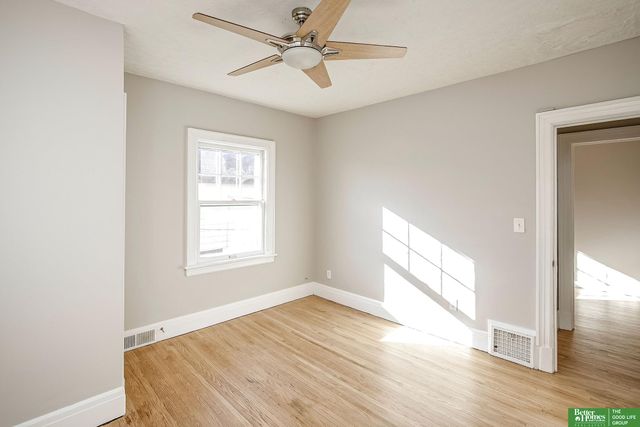 1050 S 35th Avenue, Omaha, NE 68105