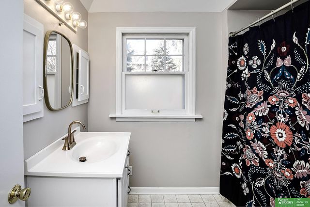 1050 S 35th Avenue, Omaha, NE 68105