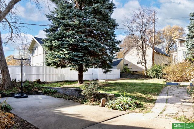 1050 S 35th Avenue, Omaha, NE 68105