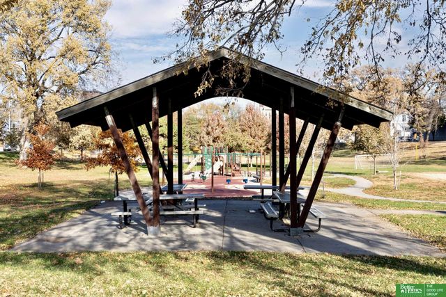 1050 S 35th Avenue, Omaha, NE 68105