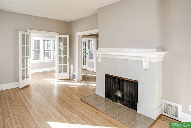 1050 S 35th Avenue, Omaha, NE 68105