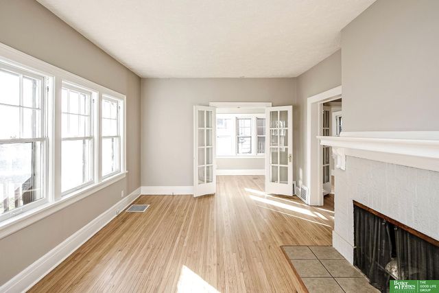 1050 S 35th Avenue, Omaha, NE 68105