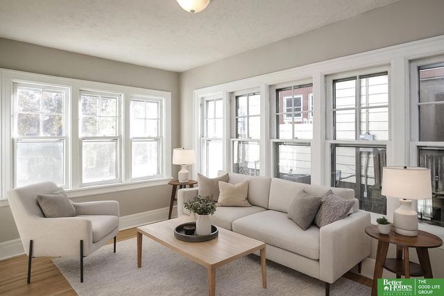 1050 S 35th Avenue, Omaha, NE 68105